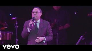 Gilberto Santa Rosa  Sin Voluntad En Vivo [upl. by Aerdnaeel]