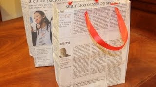 Reciclar periódicos bolsa de regalo diy newspaper gift bag [upl. by Nahtan]